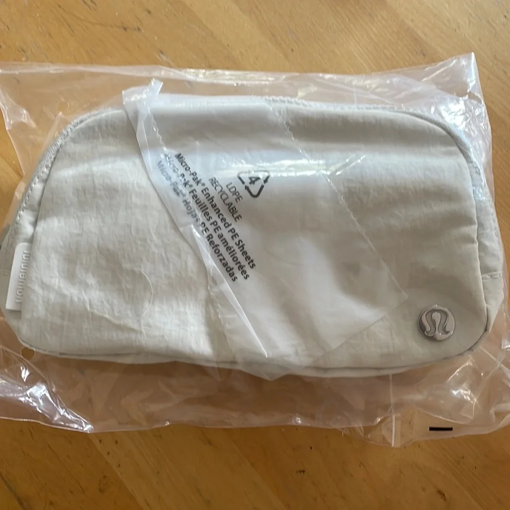 NWT Lululemon Everywhere Belt Bag Opal White - Picture 5 of 8